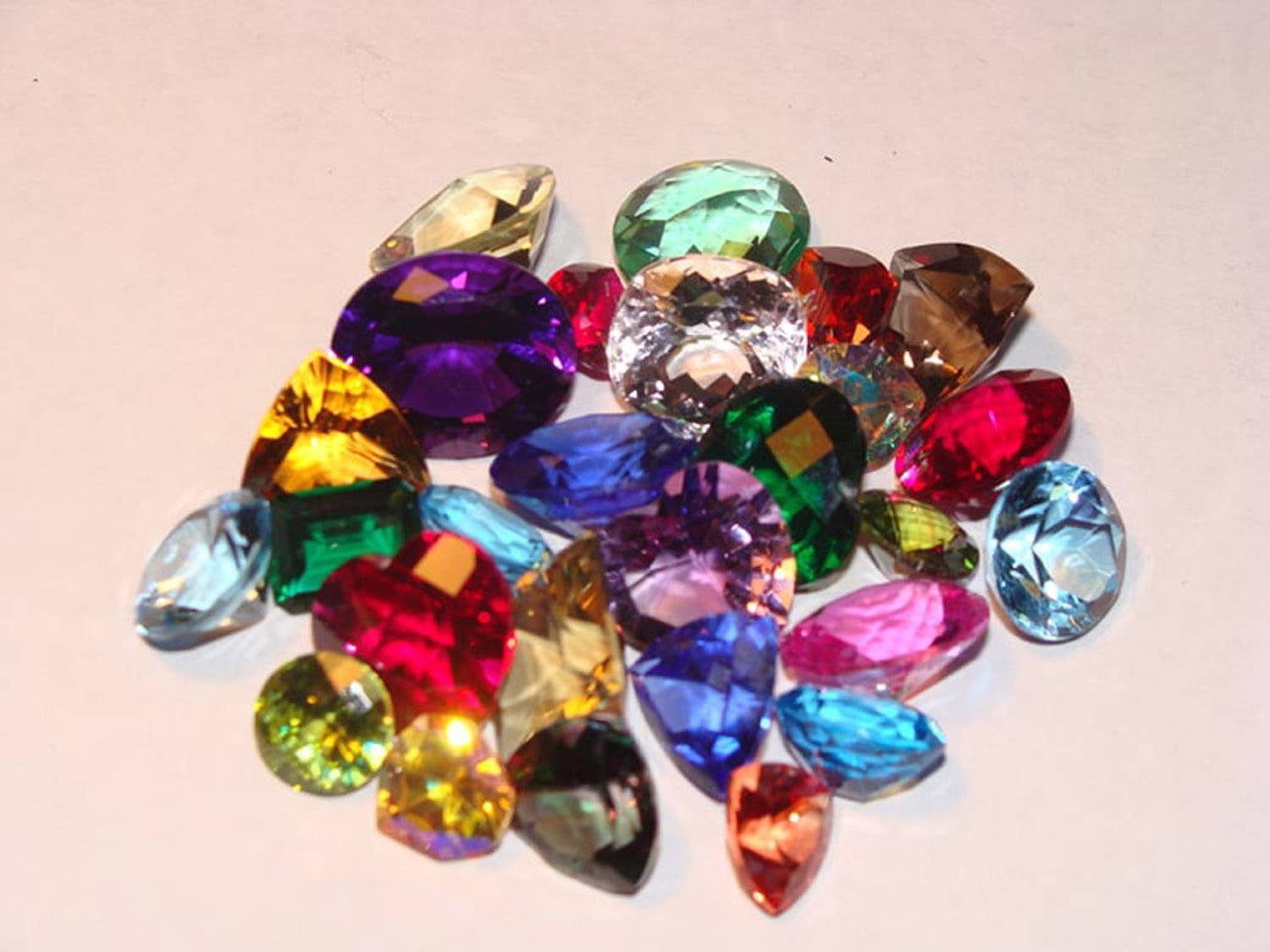 A Comprehensive Guide to Finding High-Quality Gemstones - JewelryNest