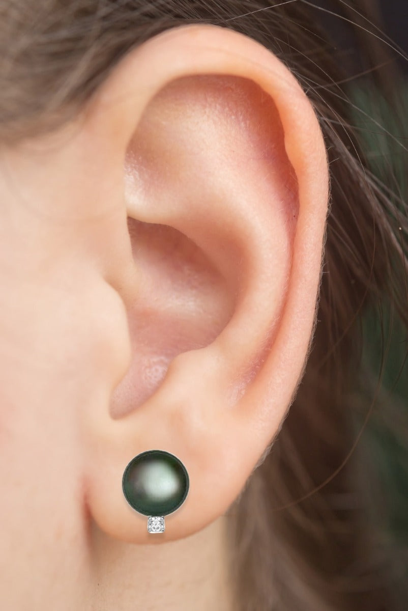 14k Gold Black Cultured Pearl Diamond Earrings (0.10.ct.tw)
