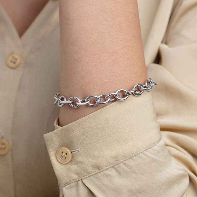 Sterling Silver Italian Cable Bracelet On Woman Hand (17.90. gr. tw)