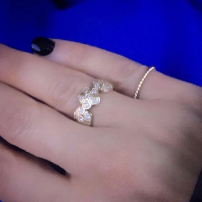 14k Gold Three Diamond Daisy Flower Ring  On Woman Hand (0.25.ct.tw) 
